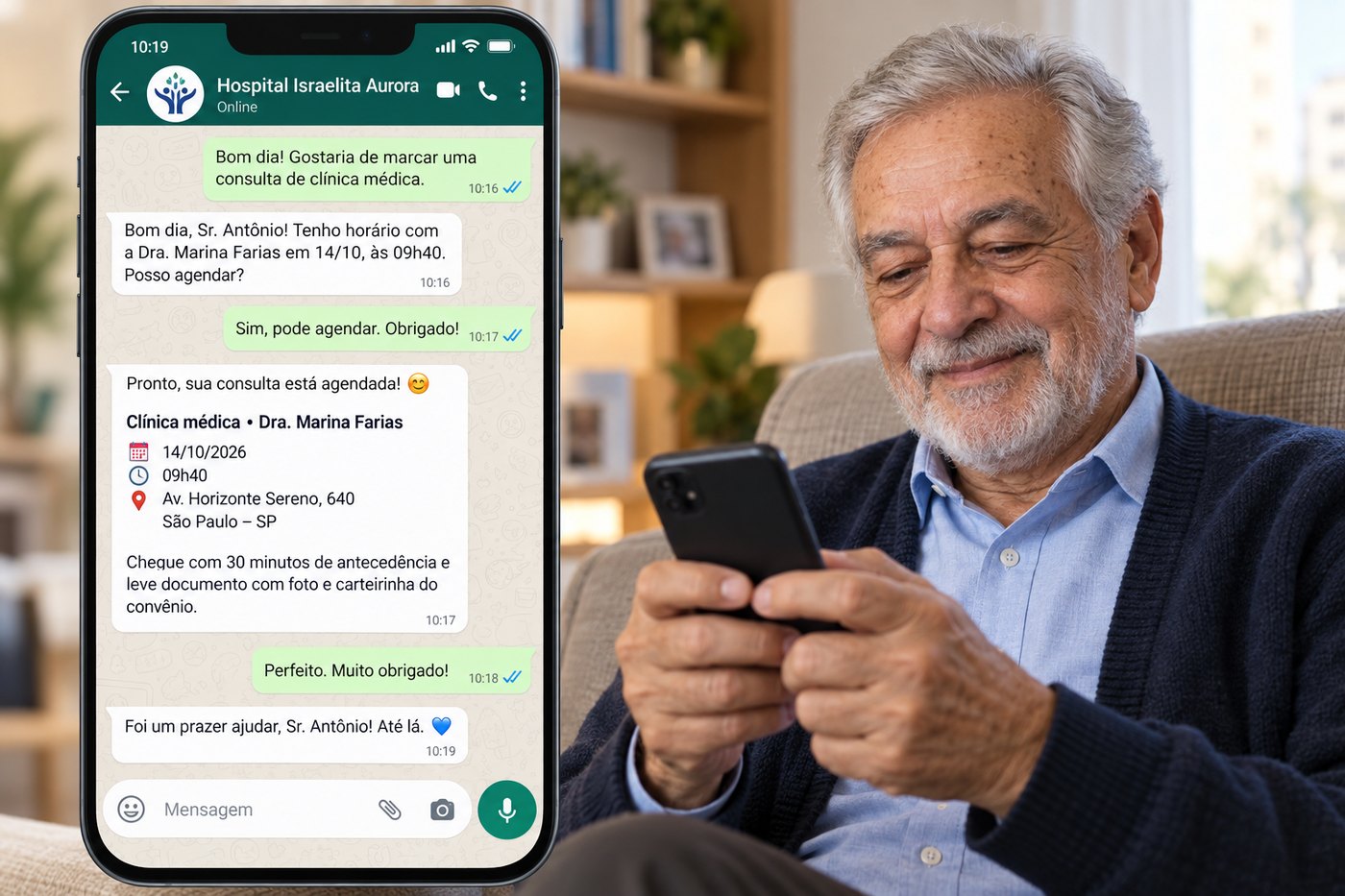 Senhor sentado na poltrona de casa, sorrindo com o celular nas mãos, ao lado da ampliação da conversa: ele pede uma consulta de clínica médica pelo WhatsApp do hospital e o agente devolve o horário agendado, o endereço e as orientações de preparo.